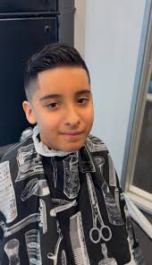 Ahora sí que van a decir ? En sus 11 años le hemos cortado dos veces su  pelito . A él le gusta el pelo largo , y como lo tiene muy