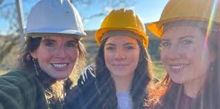 Amanda Owen fans in disbelief over distracting feature in rare snap with  daughters Edith and Raven