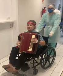 Seu maior sucesso é a canção é disto que o velho gosta, do álbum romance de terra e pampa, de 1980, composta junto com gildo campos. Cantora Berenice Azambuja Tem Alta Do Hospital Apos Se Recuperar Da Covid Rio Grande Do Sul G1