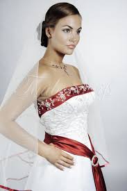 Gerade unsere schlichten brautkleider harmonieren mit vielen jäckchen und boleros. Brautkleid Tw0069b Mit Bordeauxfarbenen Akzenten