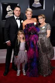 P!nk and her daughter willow sage hart sing a million dreams and a million dreams (reprise) from the greatest showman: Pin By Lorraine Petitto On Hart Family Alicia Carey Willow Sage And Jameson Moon Pink Daughter Willow Carey Hart Pink Singer
