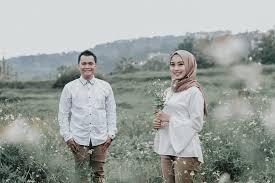 Bagi setiap orang tentu, acara wedding merupakan acara sakral dan akan berupaya sebisa mungkin memberikan hal terbaik pada moment terindah tersebut. Outdoors Pre Wedding Pre Wedding Photoshoot Outfit Pre Wedding Photoshoot Outdoor Muslim Wedding Photography