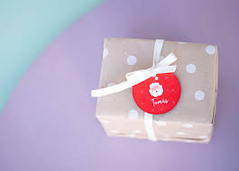 Libros, pequeñas colonias, camisetas, discos de música, etc. Como Envolver Un Regalo De Forma Original Para Navidad