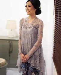 Dan buat bawahan pilih model lurus dengan panjang maksimal sampai mata kaki. 10 Model Kebaya Modern Inspirasi Busana Pesta Pernikahan Womantalk