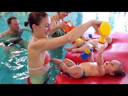 Babyschwimmen Und Wassergewohnung Im Hallenbad Gelnhausen Babyschwimmkurs Babyschwimmen Schwimmen Hallenbad