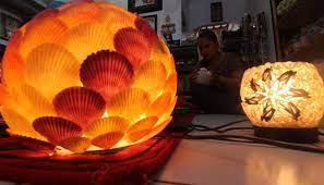 Pembuatannya pun cukup mudah karena kamu hanya membutuhkan beberapa bahan dan alat serta kreatifitas pada saat membuatnya. Indahnya Lampu Hias Dari Kulit Kerang Foto Tempo Co