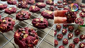 Red velvet cookies with white chocolate drizzled! Resepi Biskut Red Velvet Coklat Chip Rasa Sesedap Nama Makan Sekeping Belum Tentu Cukup Daily Masak