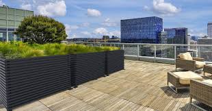 Hohe Pflanzkubel Als Raumteiler Fur Restaurants Terrassen Und Dachgarten Infos Im Blogbeitrag In 2020 Pflanzkubel Dachgarten Gartengestaltung