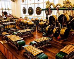Kenong merupakan salah satu alat musik yang menyusun gamelan jawa. Sejarah Gamelan Jenis Cara Bermain Membuat Fungsi Lengkap