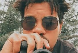 Testemunha afirma que artista esfaqueou fotógrafo pelas costas