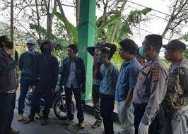 Halaman 1 dari 33 lowongan. Waspada Preman Jalanan Lakukan Pemalakan Dengan Modus Perbaiki Aspal Rusak Gridoto Com