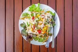 Selepas masa yang ditetapkan telah berlalu, ia dicurahkan semua yang anda tinggalkan setelah anda menyediakan salad sayuran adalah dengan mengisi minyak sayuran, ditambah dengan garam, gula dan cuka apel. 8 Jenis Salad Yang Enak Dan Sehat Ini Pasti Membuat Diet Anda Makin Menyenangkan