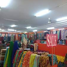 Bagaimana tidak apabila kain flanel bersifat lembut dan hampir seperti karpet dilengkapi juga berbagai variasi warna yang cantik dan cocok sekali untuk dijadikan kerajinan. Toko Kain Tulungagung Goresan