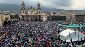 Las protestas en colombia comenzaron el pasado 28 de abril con un paro nacional en rechazo a una reforma tributaria enviada por el gobierno de duque al en concreto, la pobreza monetaria pasó de 17,5 millones en 2019 a 21 millones el año pasado; Masivas Protestas En Colombia Contra El Gobierno De Ivan Duque