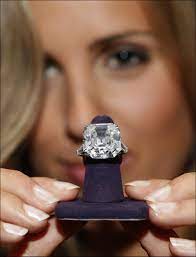 Elizabeth Taylor 33 19 Carat Ring A Gift From Richard Burton Beautiful Jewelry Elizabeth Taylor Jewelry Diamond