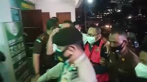 Umur 52 tahun) adalah putra dari acak lis, pemilik pt mujur timber, perusahaan pengolah kayu gelondongan menjadi tripleks serta kayu lapis (plywood) di sibolga. W Ovdo2oa9atim