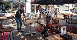 Terras onderstellen, tafelbladen en stoelen staat: Terras Op Anderhalve Meter Een Begin Maar Ook Moeilijk Uitvoerbaar Klinkt Het Uit Zwolse Horeca Zwolle Destentor Nl