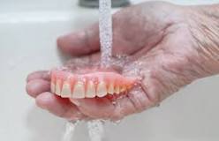 Cómo limpiar la prótesis dental de forma casera ...