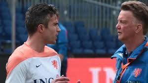 Er war häufiger damit beschäftigt, als erster verteidiger die schnellen defensiven flügelspieler der gegner zu stoppen und kam in sieben wettbewerben, darunter auch die champions und. Van Gaal Gibt Oranje Kader Bekannt European Qualifiers Uefa Com