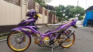 Versi thailook jangan ditiru, kecuali untuk kontes gaya thailook dengan ban kecil sangat berbahaya kalau dikendarai di jalanan umum (sumber: Motor Thailook Home Facebook