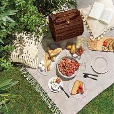 Picnic definition, an excursion or outing in which the participants carry food with them and share a meal in the open air. Picknick Set Dressed En Plein Air Von Alessi Holz Natur Made In Design