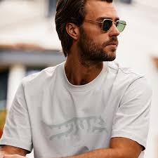 Sun Day Red, the new luxury athleisure brand from Tiger Woods and  TaylorMade, has dropped its first collection ("The Hunt"). Thoughts?  #tigerwoods #sundayred #golf #athleisure