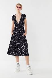 Uo Dallas Floral Plunging Midi Dress Afflink Floraldress Summerdress Summerfashion Eurostyle Hea Modest Dresses Modest Dresses Casual V Neck Midi Dress