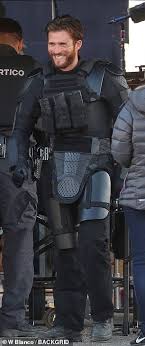 L'intrigue suit h, un personnage froid et mystérieux travaillant dans une entreprise de transport de fonds chargée de transférer chaque semaines des centaines de millions de dollars autour de los. Jason Statham And Scott Eastwood Suit Up As Hunks Film New Guy Ritchie Flick Cash Truck In La Readsector