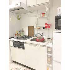 yh ひとり暮らし on instagram 最近のキッチンです ストーリーズの質問でキッチンについての質問もあったので 特に棚の中は部屋に比べて 正直こだわりなしです 笑 カゴだけ揃えておこーっと というぐ 小さなアパートのキッチン 小さなキッチン