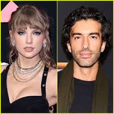 Scarlett Johansson & Jonathan Bailey Share a Red Carpet Kiss at 'Jurassic  World Rebirth' London Premiere! (Photos)