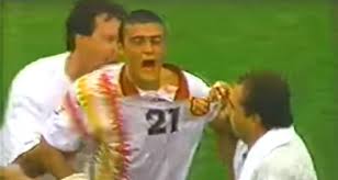La fotografía de luis enrique con la nariz rota y la camiseta blanca ensangrentada fue una de las imágenes del mundial. Luis Enrique Nuevo Seleccionador En El Aniversario Del Codazo De Tassotti
