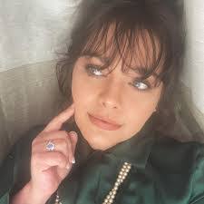 Iris Jewell's Instagram, Twitter & Facebook