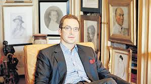 Robert koleji ardından columbia üniversitesinde eğitim almış ve aynı üniversitede yüksek lisans yapmıştır. Son Dakika Haberler Omer Koc Un 500 Yillik Iznik Cinisine 5 Bin Lira Deger Bicildi