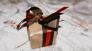 Masih bingung menentukan hadiah ulang tahun untuk suami? Perlukah Marah Saat Suami Kasih Kado Ke Teman Wanita