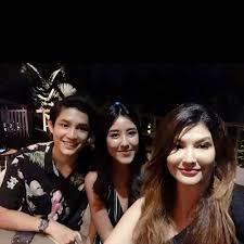 Rassya sendiri juga mengaku bahwa hubungannya dengan sang ibu tiri juga sangat dekat. Direstui Sang Bunda 6 Momen Mesra Teuku Rassya Dan Pacar