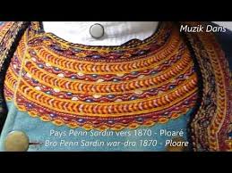 Liva Exposition De Costumes Bretons Du Xixe Siecle Pays Glazig Et Pe En 2020 Costume Exposition Xixe Siecle