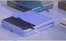 The leak consists of alleged promotional photos of samsung's upcoming flippable and foldable phones. Samsung Galaxy Z Flip 3 So Soll Das Nachste Foldable Aussehen