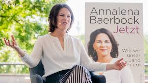 Annalena baerbock was born on december 5, 1980 in hannover, lower saxony, germany as annalena charlotte alma baerbock. Annalena Baerbock Grunen Kanzlerkandidatin Stellt Ihr Buch Vor