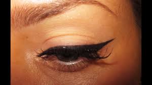 Damit der lidschattens später an ort und stelle eyeliner: Schminkschule Anleitung Smokey Eyes Make Up