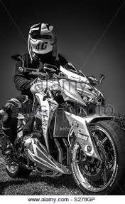 Infolge nichtgebrauch verkaufe ich meinen predator motorradhelm. Schwarz Und Weiss Kawasaki Z1000 Mit Reiter In Einem Predator Helm Stockfotografie Alamy