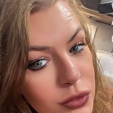 Teen Bedtime 🌙 Let's talk about it. What is a good bedtime for teens  (15/16 year olds) these days? Do you make them put their phones up? Let  them keep it? I'm