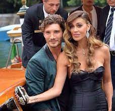 Un cuore sul braccio sinistro dedicato a suo marito stefano de martino, un tatuaggio con con farfalle e fiori sul collo, oltre al più. Pin Su Uomini E Donne