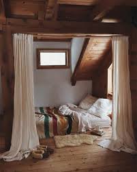 Sehingga desain kamar tidur di lantai selalu identik dengan gaya anak kost . 12 Desain Kasur Tanpa Ranjang Ini Nggak Cuma Enak Buat Lesehan Tapi Juga Bikin Lega Ruangan