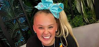 The dance moms alum, 17, and her girlfriend, 18, enjoyed a day at the theme park in florida, sneaking. Did Jojo Siwa Just Come Out Of The Closet Tv Shows Ace
