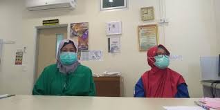 Kegunaan aplikasi ini antara lain adalah membantu dalam memantau pasien, mengingatkan pekerjaan perawat, mengatur tugas perawat, mencatat kesehatan atau tanda vital pasien. Tugas Berat Perawat Pasien Covid 19 Merdeka Com