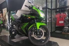 Untuk warna oranye metalik, boleh deh diacungi jempol dengan striping menawan. Ninja 150 Rr New Old Stock Terakhir Nik 2014 Unit Di Dealer Kawasaki Kalimalang Gridoto Com