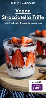 Vegan Stracciatella Trifle With Strawberries Rezept Vegane Nachtischrezepte Hausgemachtes Rezept Einfacher Nachtisch