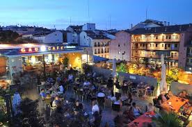 Encuentra tu casa en alquiler entre más de 133 anuncios en granada desde 147 euros al mes. Casa Granada Madrid Calle Doctor Cortezo 17 914 200825 Madrid Travel Best Rooftop Bars Madrid Restaurants