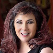 Dee Summers's Instagram, Twitter & Facebook