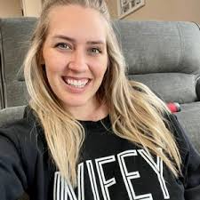 Haley Castillo (@haaaleycastillo)